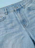 JEANS DE CORTE RECTO ACAMPANADO CLARO