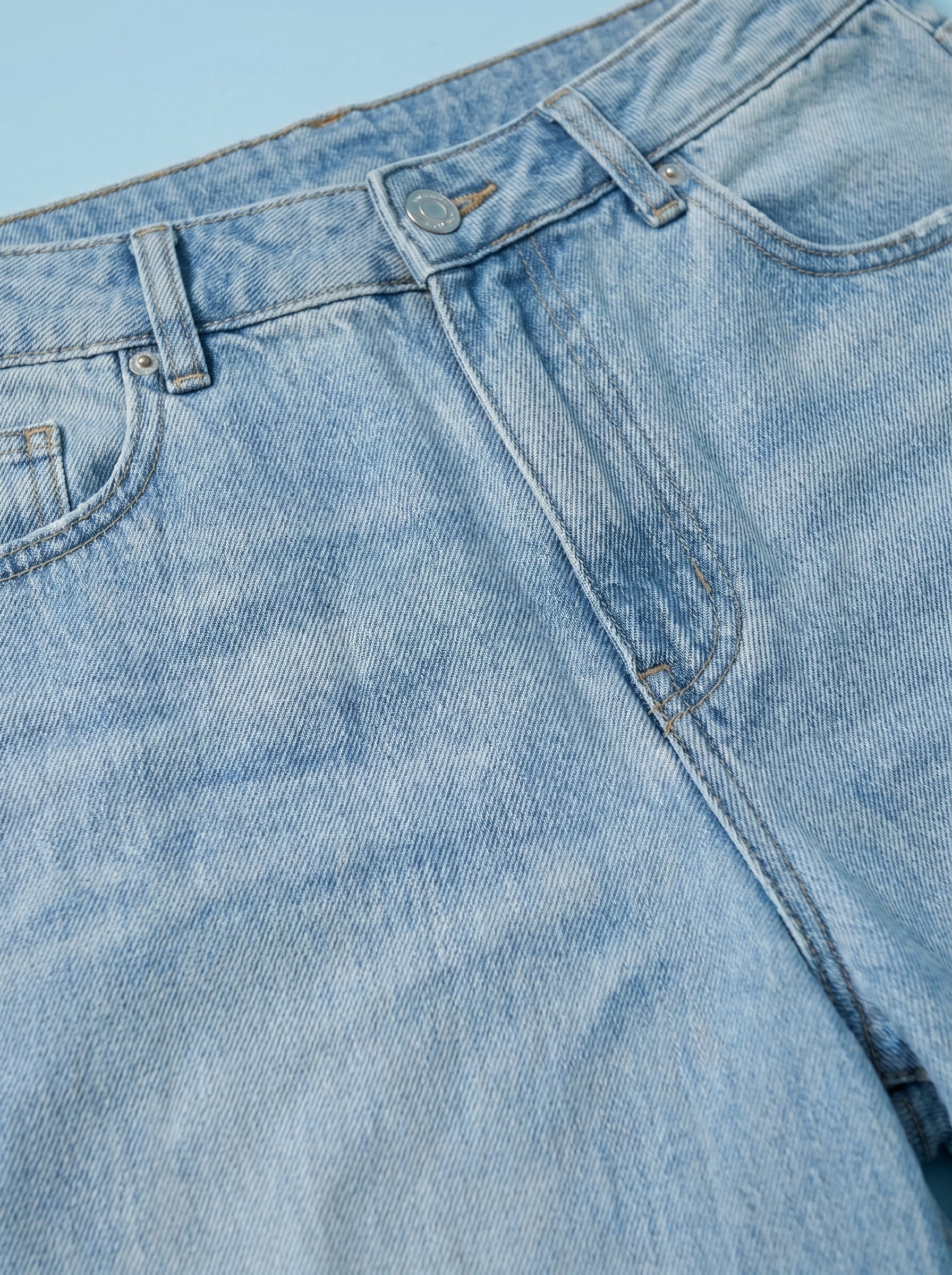 JEANS DE CORTE RECTO ACAMPANADO CLARO