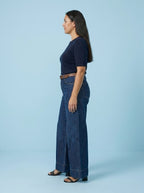 JEANS DE CORTE RECTO ACAMPANADO OSCURO