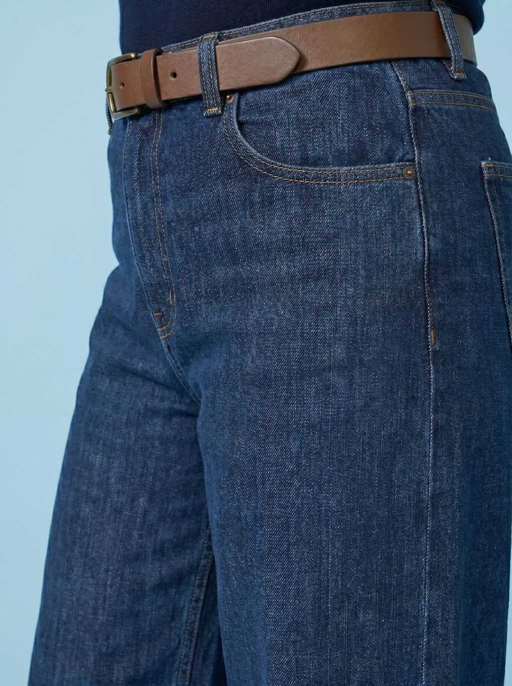JEANS DE CORTE RECTO ACAMPANADO OSCURO
