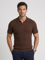 Polo con cuello abierto