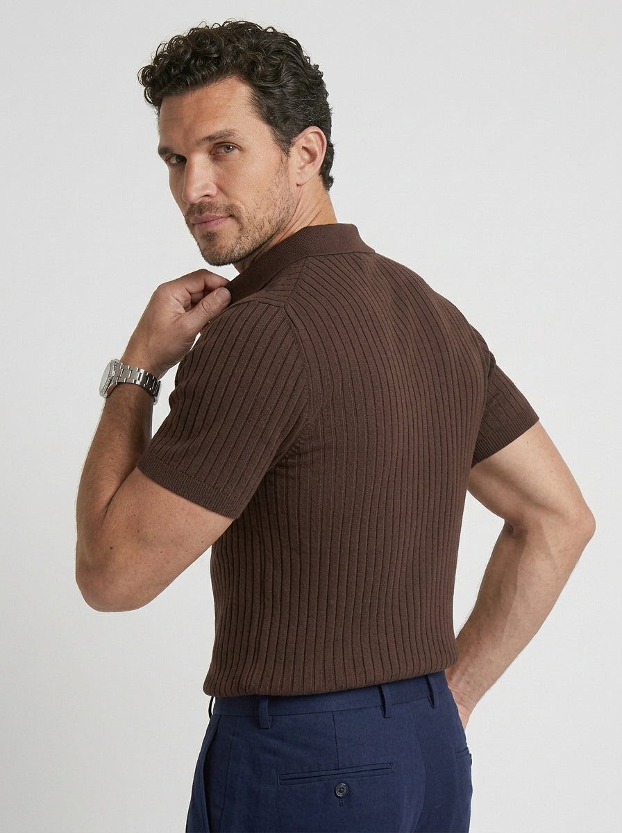 Polo con cuello abierto