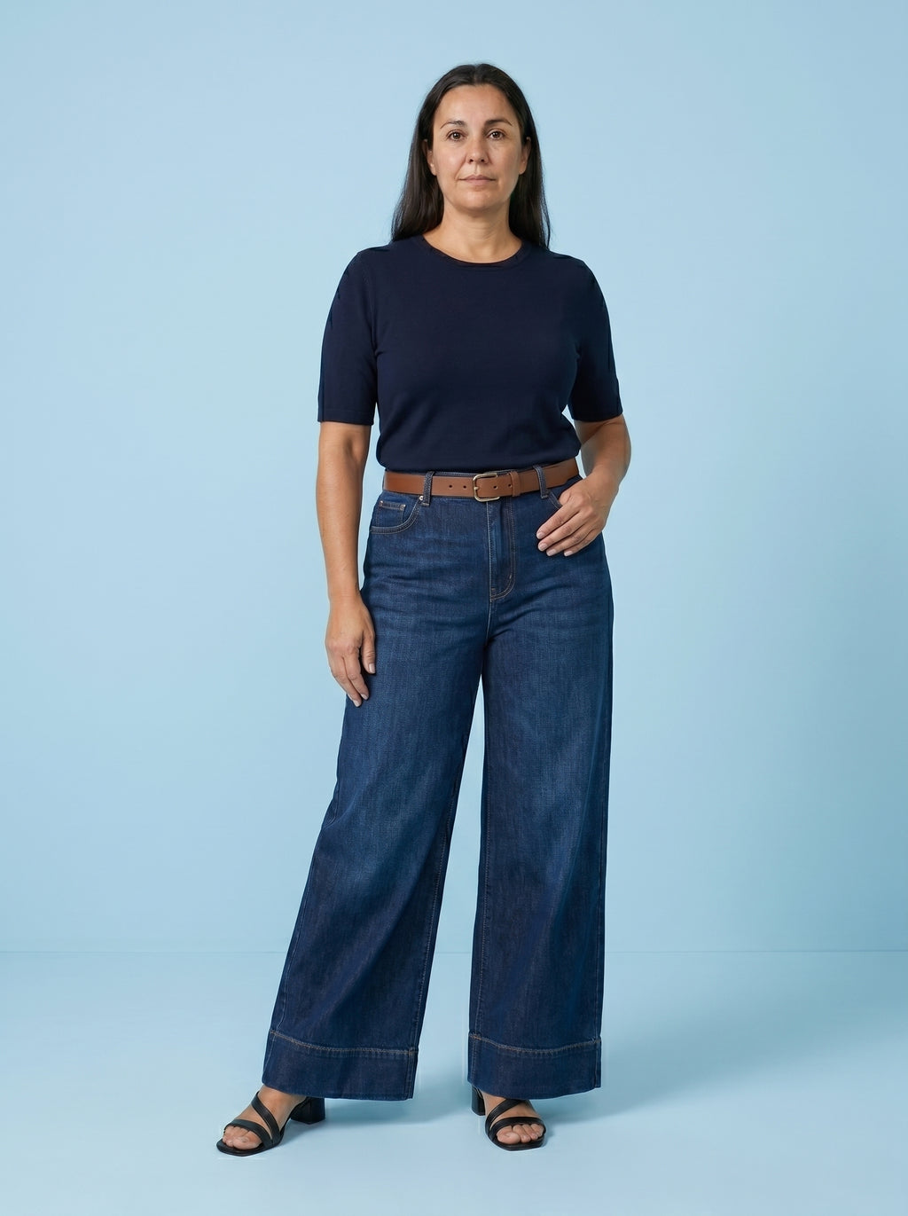 JEANS DE CORTE RECTO ACAMPANADO OSCURO