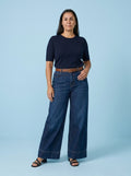 JEANS DE CORTE RECTO ACAMPANADO OSCURO