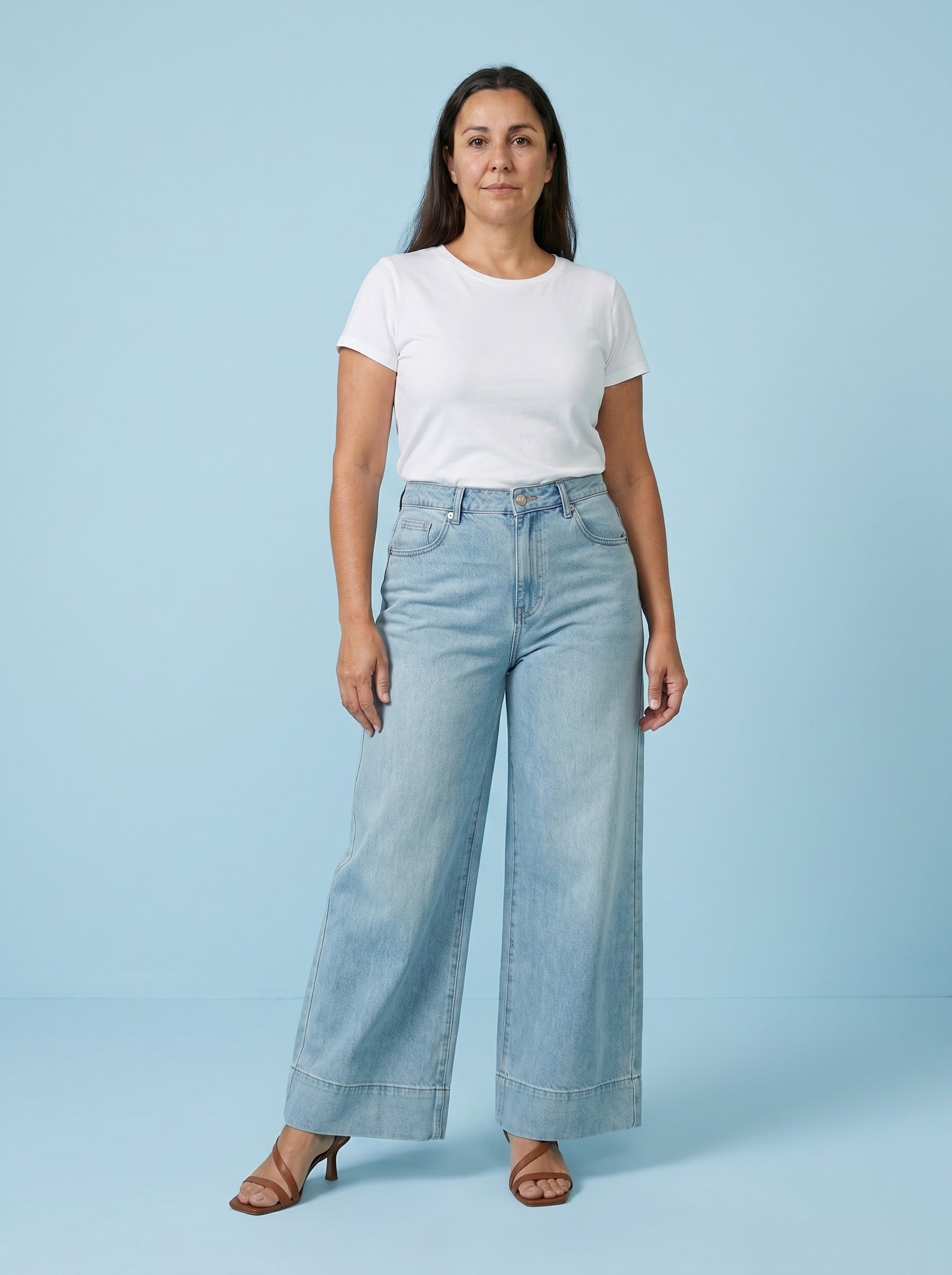 JEANS DE CORTE RECTO ACAMPANADO CLARO